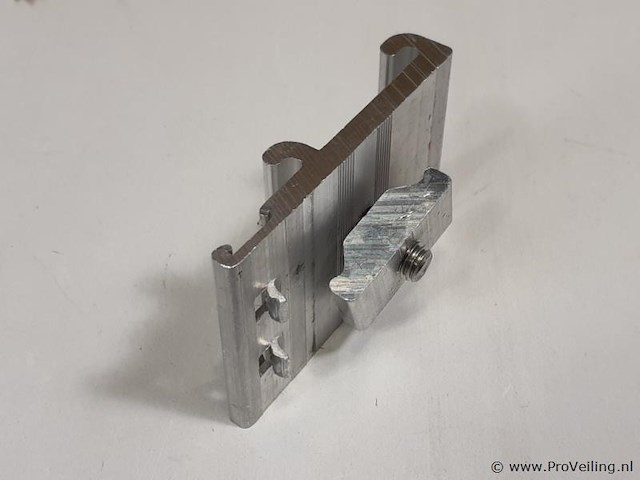 Partij bevestigingsmateriaal t.b.v. zonnepanelen - ca. 100 stuks - afbeelding 2 van  3