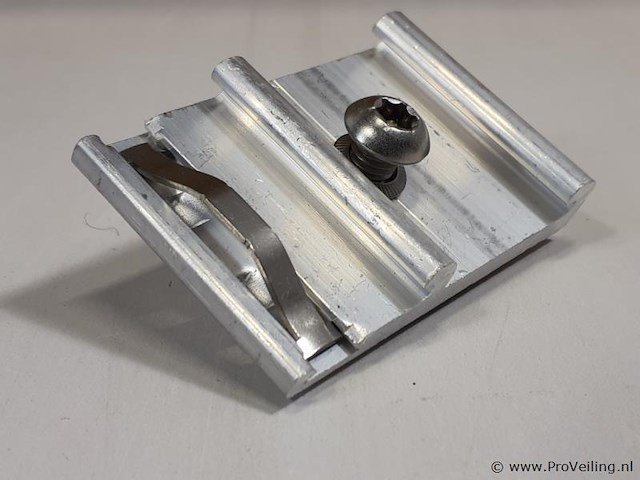 Partij bevestigingsmateriaal t.b.v. zonnepanelen - ca. 100 stuks - afbeelding 3 van  3