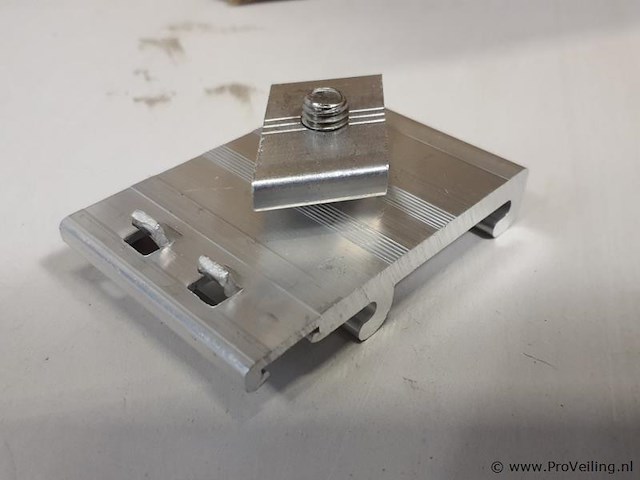 Partij bevestigingsmateriaal t.b.v. zonnepanelen - ca. 200 stuks - afbeelding 3 van  4