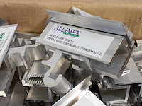 Partij bevestigingsmateriaal t.b.v. zonnepanelen allimex. verstelbare eindklem alu d - ca. 100 stuks - afbeelding 2 van  2