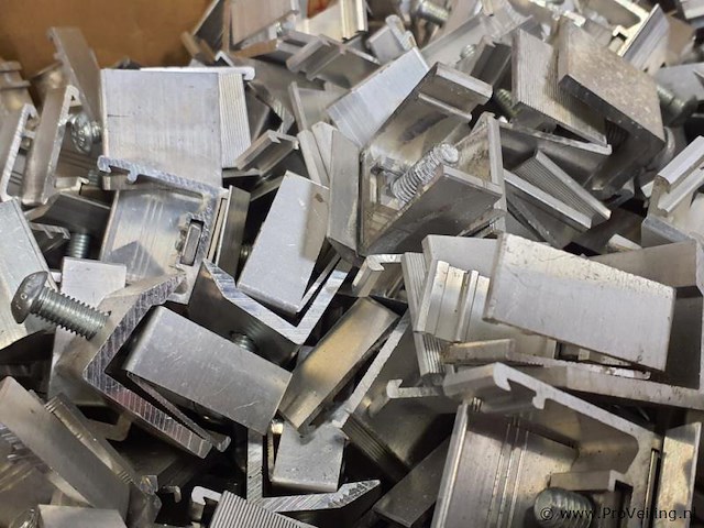 Partij bevestigingsmateriaal t.b.v. zonnepanelen - afbeelding 1 van  1