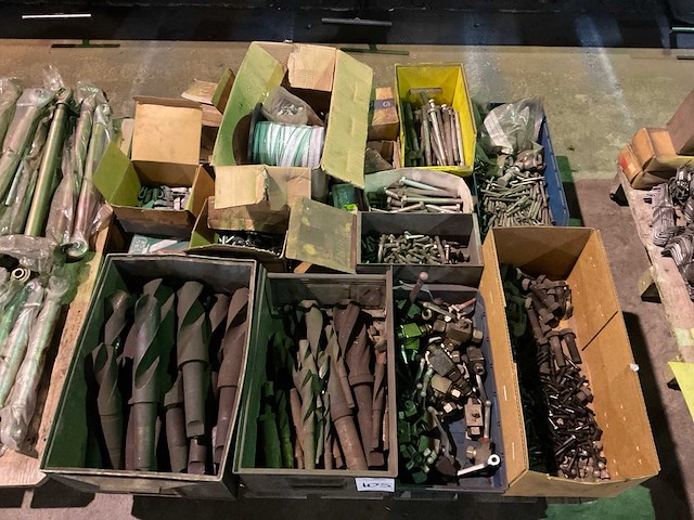 Partij bevestigingsmaterialen en spiraalboren - afbeelding 1 van  6