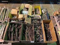 Partij bevestigingsmaterialen en spiraalboren - afbeelding 1 van  6