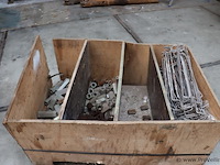 Partij bevestigingsmaterialen in kist o.a. moeren - afbeelding 1 van  6