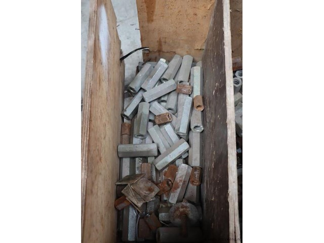 Partij bevestigingsmaterialen in kist o.a. moeren - afbeelding 5 van  6