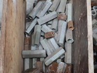 Partij bevestigingsmaterialen in kist o.a. moeren - afbeelding 5 van  6