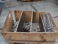 Partij bevestigingsmaterialen in kist o.a. moeren