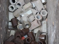 Partij bevestigingsmaterialen in kist o.a. moeren - afbeelding 3 van  6