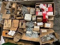 Partij bevestigingsmaterialen o.a. rvs