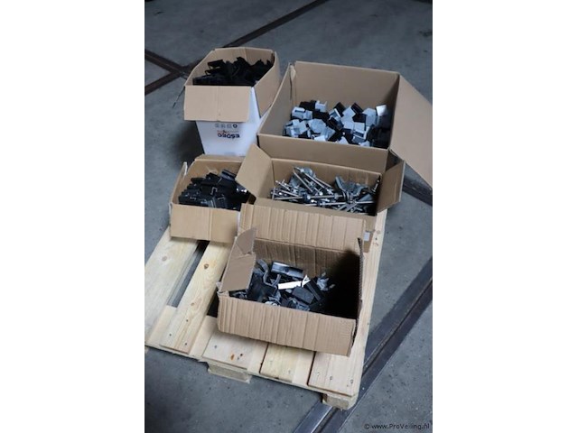 Partij bevestigingsmaterialen t.b.v. zonnepanelen - afbeelding 1 van  7