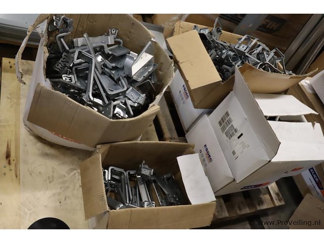 Partij bevestigingsmaterialen t.b.v. zonnepanelen - afbeelding 1 van  6