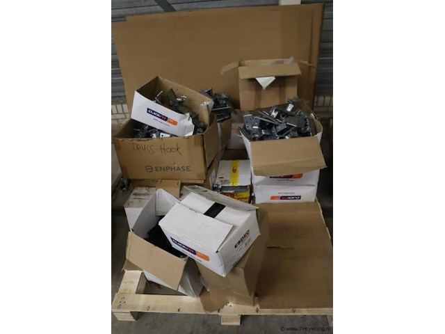 Partij bevestigingsmaterialen t.b.v. zonnepanelen - afbeelding 1 van  9