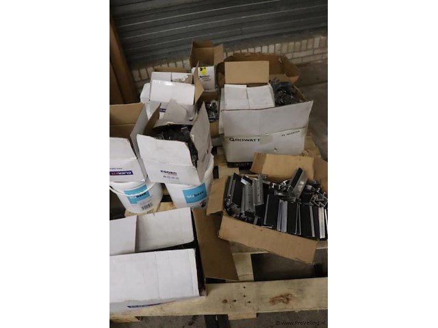 Partij bevestigingsmaterialen t.b.v. zonnepanelen - afbeelding 1 van  9