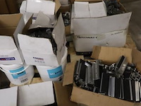 Partij bevestigingsmaterialen t.b.v. zonnepanelen - afbeelding 1 van  9