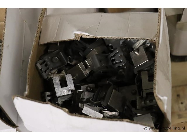 Partij bevestigingsmaterialen t.b.v. zonnepanelen - afbeelding 2 van  9