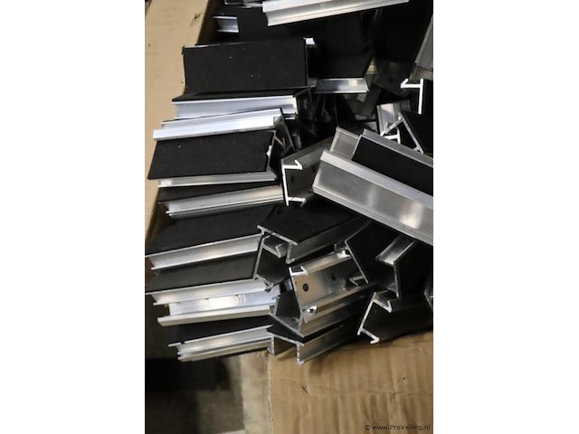 Partij bevestigingsmaterialen t.b.v. zonnepanelen - afbeelding 9 van  9