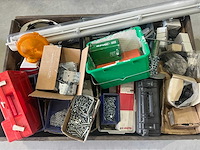 Partij bevestigingsmiddelen en divers - afbeelding 1 van  5