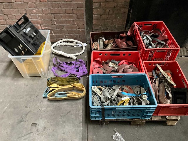 Partij bevestigingsmiddelen en toebehoren - afbeelding 1 van  6