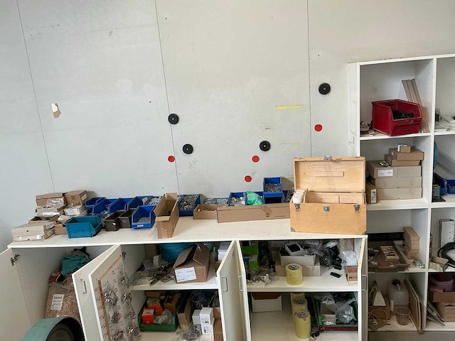 Partij bevestigingsmiddelen, sluitwerk - afbeelding 1 van  10