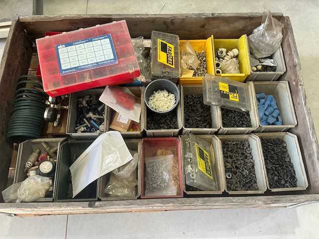 Partij bevestigingsmiddelen - afbeelding 1 van  7