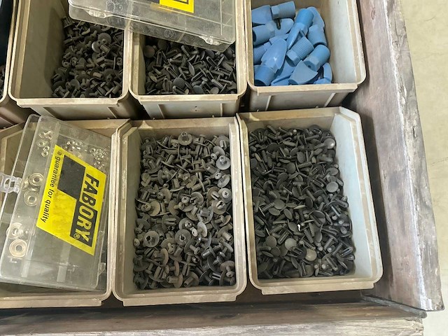 Partij bevestigingsmiddelen - afbeelding 2 van  7