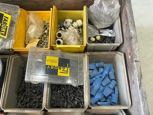 Partij bevestigingsmiddelen - afbeelding 3 van  7