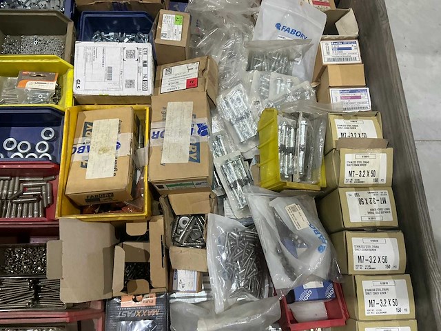 Partij bevestigingsmiddelen - afbeelding 1 van  7