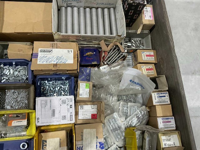 Partij bevestigingsmiddelen - afbeelding 2 van  7