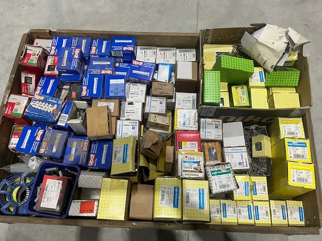 Partij bevestigingsmiddelen - afbeelding 1 van  8