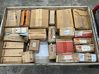 Partij bevestigingsmiddelen - afbeelding 1 van  5