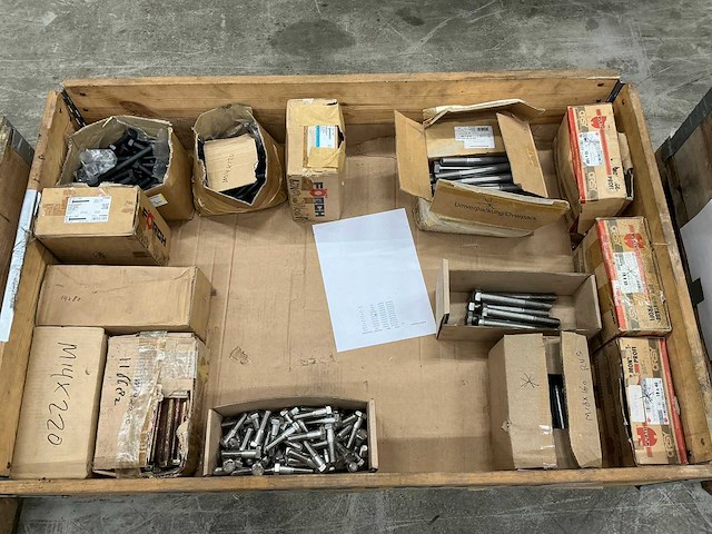 Partij bevestigingsmiddelen - afbeelding 1 van  7