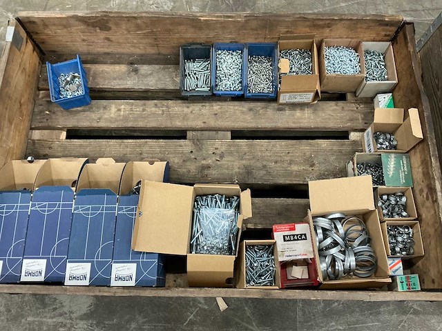 Partij bevestigingsmiddelen - afbeelding 1 van  5