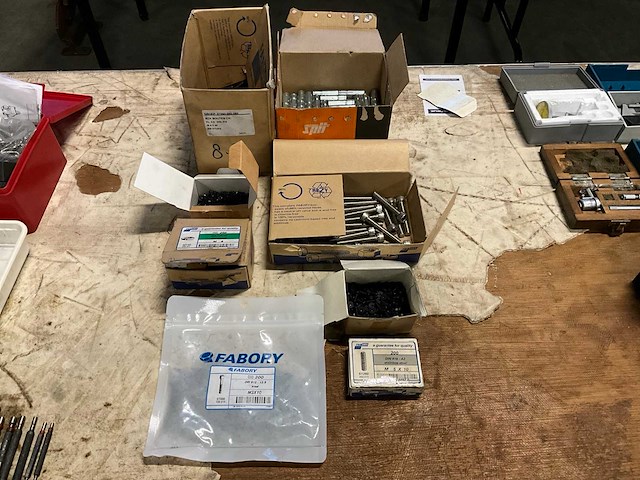 Partij bevestigins materiaal - afbeelding 1 van  9