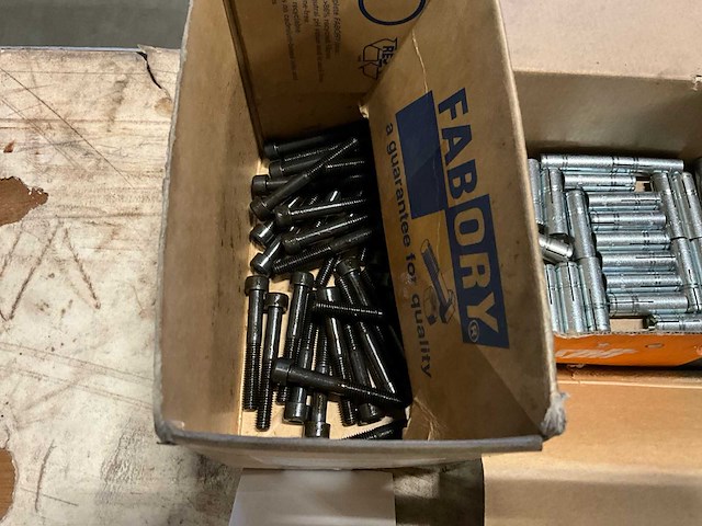 Partij bevestigins materiaal - afbeelding 2 van  9