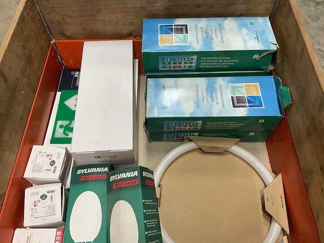 Partij bewakingscamera’s en (nood)verlichting - afbeelding 3 van  4