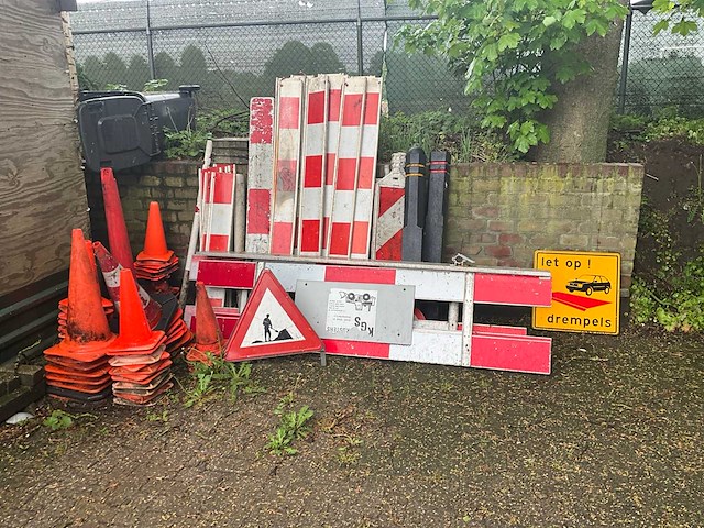 Partij bewegwijzering en afzettings materiaal - afbeelding 1 van  11