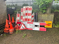 Partij bewegwijzering en afzettings materiaal - afbeelding 1 van  11