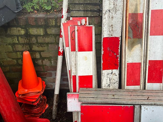 Partij bewegwijzering en afzettings materiaal - afbeelding 5 van  11