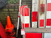 Partij bewegwijzering en afzettings materiaal - afbeelding 5 van  11