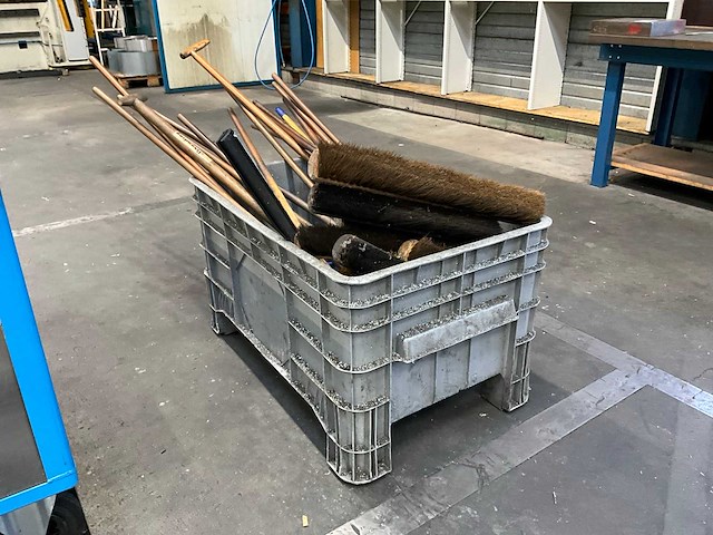 Partij bezems en schoppen - afbeelding 1 van  4