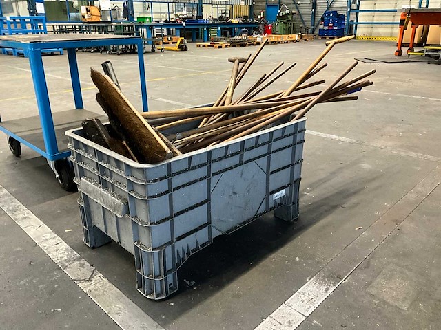 Partij bezems en schoppen - afbeelding 2 van  4