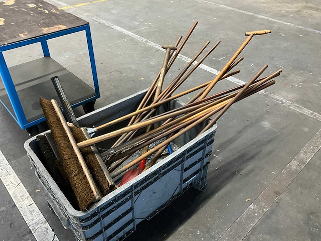 Partij bezems en schoppen - afbeelding 3 van  4