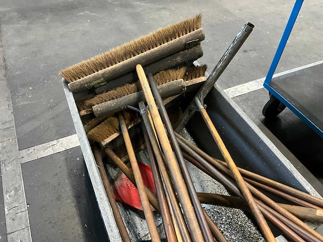 Partij bezems en schoppen - afbeelding 4 van  4