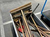 Partij bezems en schoppen - afbeelding 4 van  4