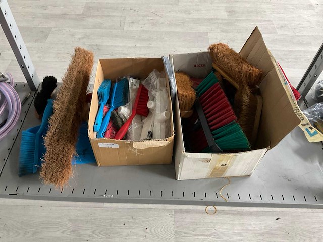 Partij bezems en stoffers - afbeelding 1 van  4