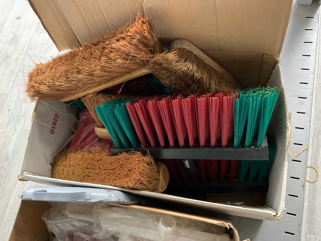 Partij bezems en stoffers - afbeelding 2 van  4