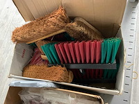 Partij bezems en stoffers - afbeelding 2 van  4