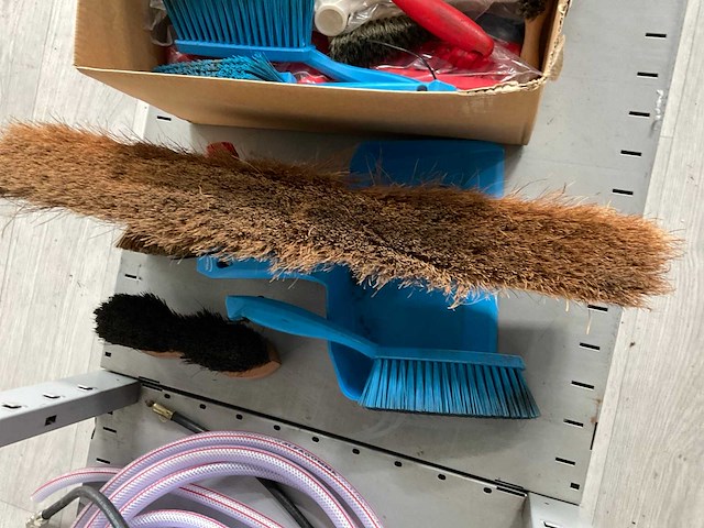 Partij bezems en stoffers - afbeelding 4 van  4