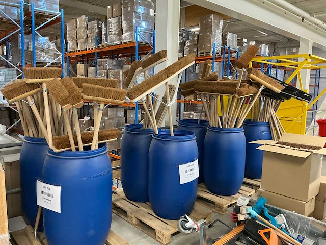 Partij bezems en trekkers - afbeelding 2 van  6