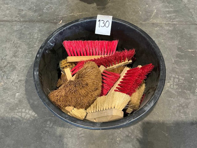 Partij bezems en vegers - afbeelding 1 van  1